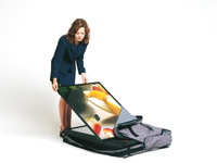 Moteris traukia stendo plastikinį rėmą su grafika iš transportinio krepšio