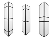 Trys skirtingo kampo trikampiai stendai, skirti parodai ar renginiui