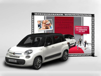 Automobilis prie foto sienos pilkame fone, reklama ir nuotraukos ant plakato