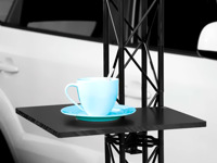 Kavos puodelis su lėkštute ant konstrukcijos lentynėlės
