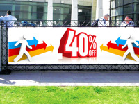 Reklaminis plakatas ant juodos aliuminio konstrukcijos, pertvara su tentu lauke