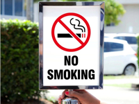 Кадр отображается на шлагбауме снаружи со знаком, запрещающим курение