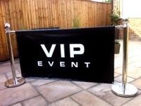 Плоский забор с рекламой. Плакат с надписью VIP-мероприятие.