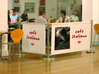 Шлагбаум с информативным рекламным плакатом для ограждения территории кафе