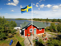 Privatus namas su vėliavos stiebu ir valstybine vėliava