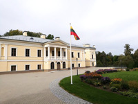 Центральный вход во двор, справа белая мачта с литовским флагом.