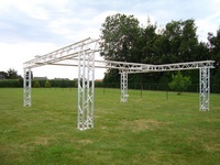 Lauke pastatyta konstrukcinė ferma ant kurios galima kabinti tentinį stogą, garso aparatūrą