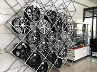 Ekspozicinė parduotuvės vitrina su automobilių ratlankiais