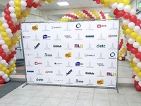 Parduotuvės atidarymo renginys, reklaminė sienelė su remėjų logotipais