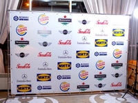 Remėjų logotipai ant stendo sienos, konstrukcija su pakabintu plakatu